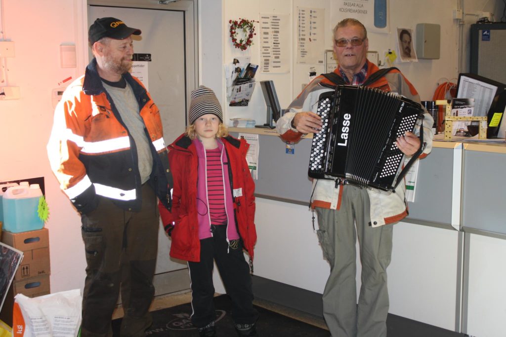 Man spelar dragspel
