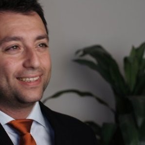 Person ler mot kameran.