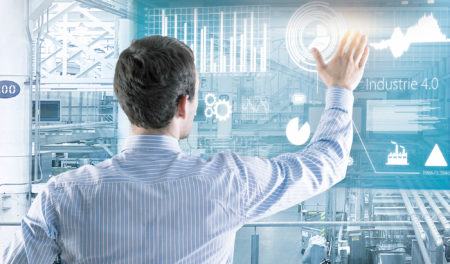 Person bakifrån framför industriell miljö