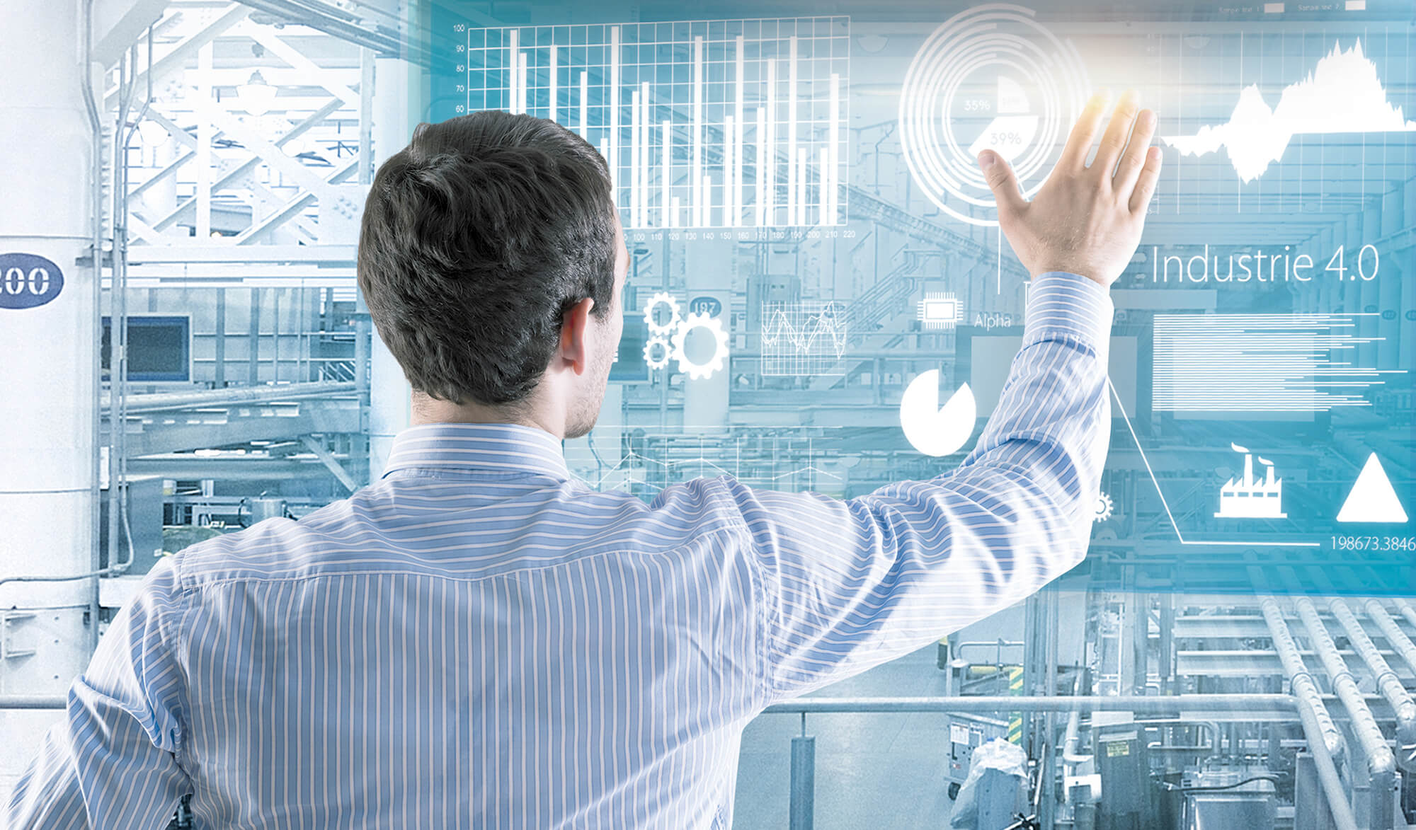 Person bakifrån framför industriell miljö