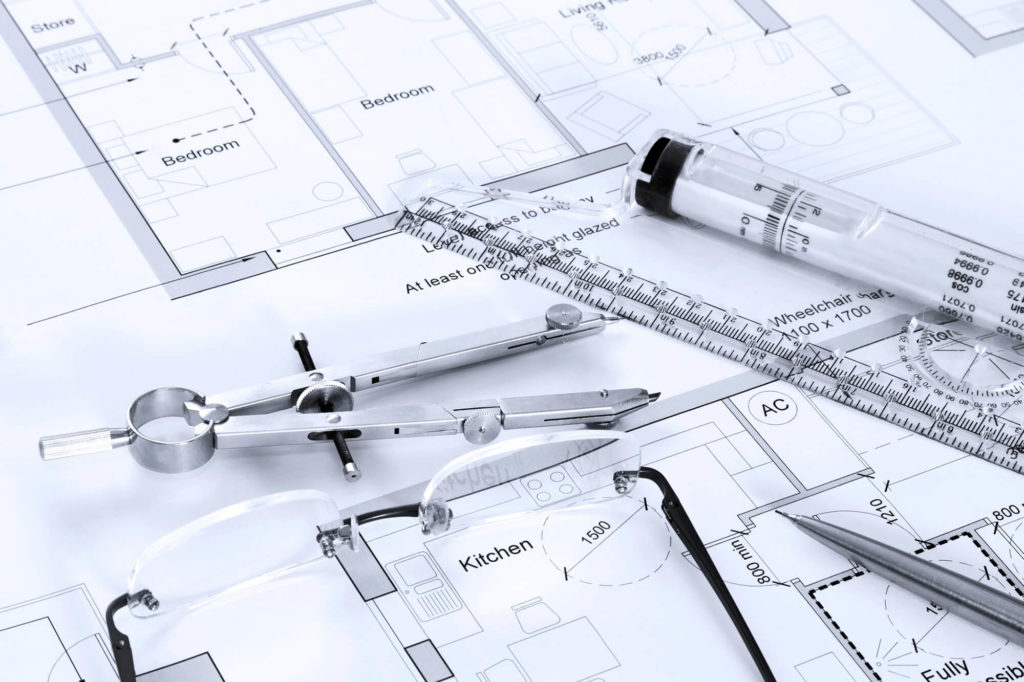 Ritningar samt penna, linjal och glasögon