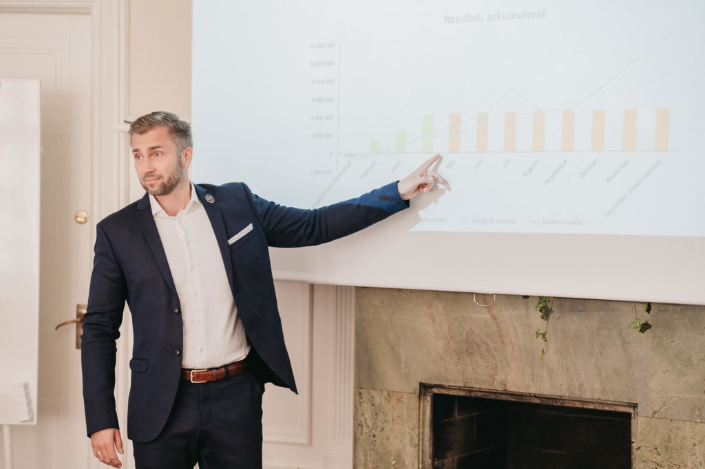 Person pekar på projektorduk