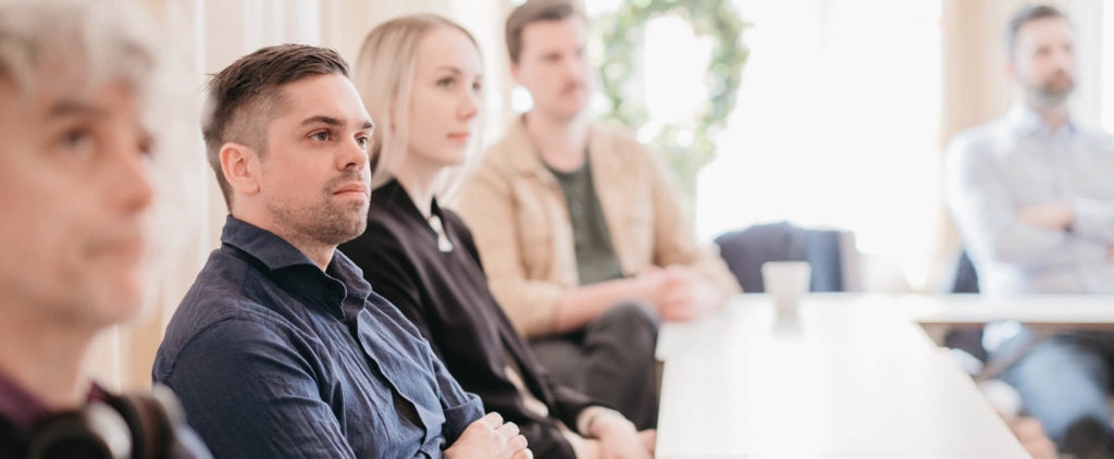 Personer sitter vid bord